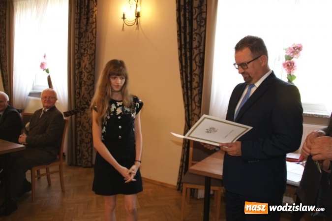 Zdjęcie w galerii na portalu naszwodzislaw.com: Gratulacje i wyróżnienia na sesji Rady Gminy wiadomości z regionu