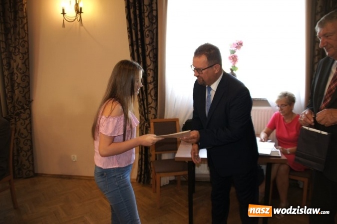 Zdjęcie w galerii na portalu naszwodzislaw.com: Gratulacje i wyróżnienia na sesji Rady Gminy wiadomości z regionu