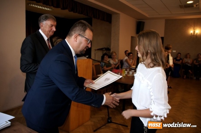 Zdjęcie w galerii na portalu naszwodzislaw.com: Gratulacje i wyróżnienia na sesji Rady Gminy wiadomości z regionu