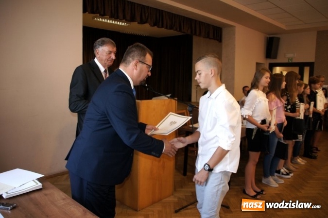 Zdjęcie w galerii na portalu naszwodzislaw.com: Gratulacje i wyróżnienia na sesji Rady Gminy wiadomości z regionu