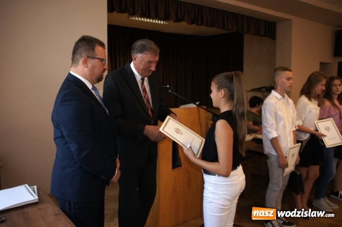 Zdjęcie w galerii na portalu naszwodzislaw.com: Gratulacje i wyróżnienia na sesji Rady Gminy wiadomości z regionu