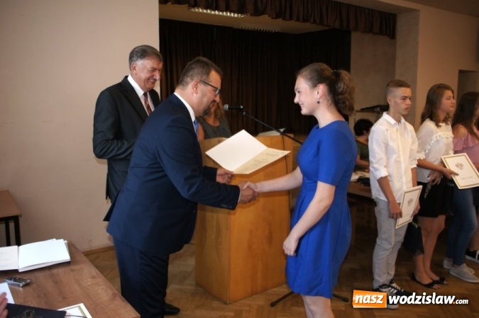 Zdjęcie w galerii na portalu naszwodzislaw.com: Gratulacje i wyróżnienia na sesji Rady Gminy wiadomości z regionu