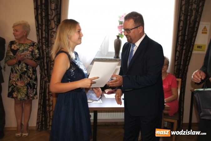 Zdjęcie w galerii na portalu naszwodzislaw.com: Gratulacje i wyróżnienia na sesji Rady Gminy wiadomości z regionu