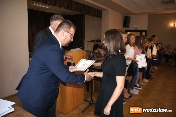 Zdjęcie w galerii na portalu naszwodzislaw.com: Gratulacje i wyróżnienia na sesji Rady Gminy wiadomości z regionu