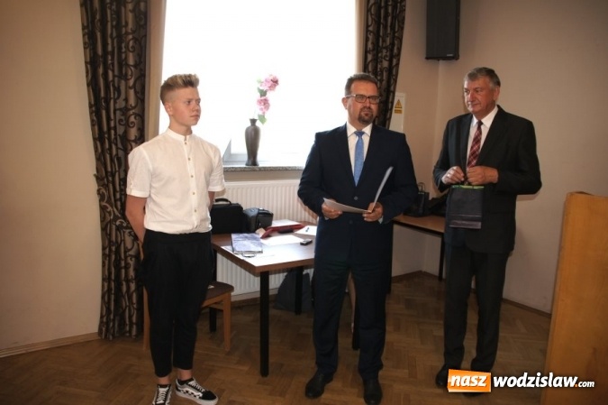 Zdjęcie w galerii na portalu naszwodzislaw.com: Gratulacje i wyróżnienia na sesji Rady Gminy wiadomości z regionu