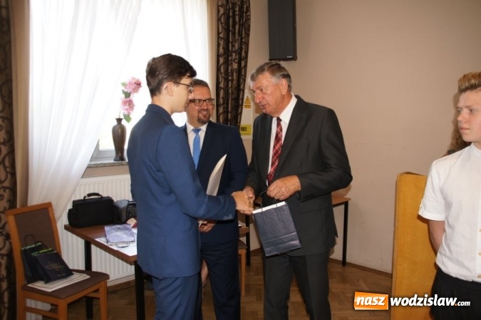 Zdjęcie w galerii na portalu naszwodzislaw.com: Gratulacje i wyróżnienia na sesji Rady Gminy wiadomości z regionu