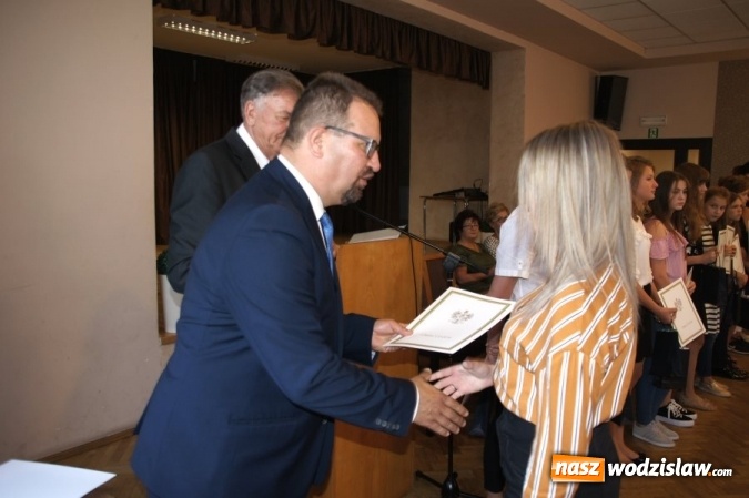 Zdjęcie w galerii na portalu naszwodzislaw.com: Gratulacje i wyróżnienia na sesji Rady Gminy wiadomości z regionu