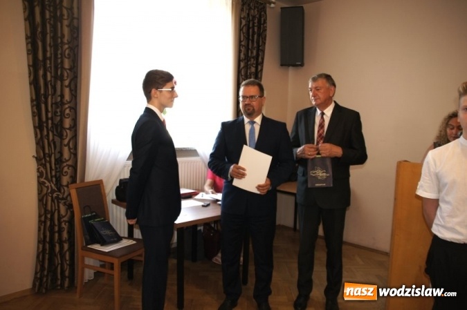 Zdjęcie w galerii na portalu naszwodzislaw.com: Gratulacje i wyróżnienia na sesji Rady Gminy wiadomości z regionu