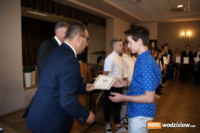 Zdjęcie w galerii na portalu naszwodzislaw.com: Gratulacje i wyróżnienia na sesji Rady Gminy wiadomości z regionu