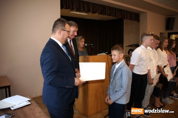 Zdjęcie w galerii na portalu naszwodzislaw.com: Gratulacje i wyróżnienia na sesji Rady Gminy wiadomości z regionu