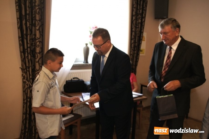 Zdjęcie w galerii na portalu naszwodzislaw.com: Gratulacje i wyróżnienia na sesji Rady Gminy wiadomości z regionu