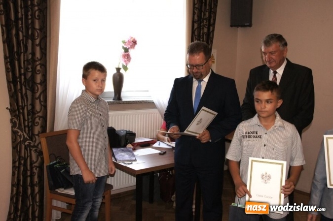 Zdjęcie w galerii na portalu naszwodzislaw.com: Gratulacje i wyróżnienia na sesji Rady Gminy wiadomości z regionu