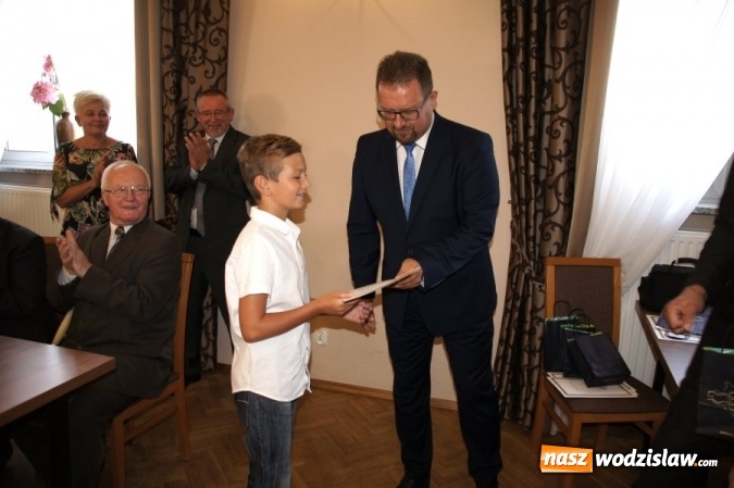 Zdjęcie w galerii na portalu naszwodzislaw.com: Gratulacje i wyróżnienia na sesji Rady Gminy wiadomości z regionu
