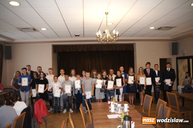 Zdjęcie w galerii na portalu naszwodzislaw.com: Gratulacje i wyróżnienia na sesji Rady Gminy wiadomości z regionu