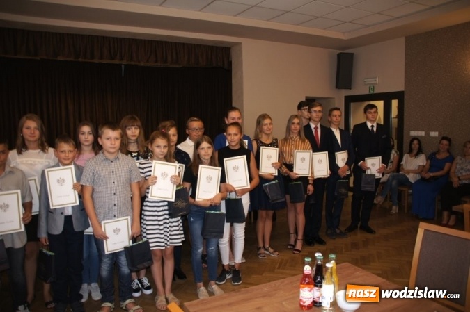 Zdjęcie w galerii na portalu naszwodzislaw.com: Gratulacje i wyróżnienia na sesji Rady Gminy wiadomości z regionu