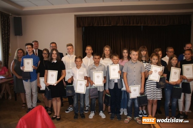 Zdjęcie w galerii na portalu naszwodzislaw.com: Gratulacje i wyróżnienia na sesji Rady Gminy wiadomości z regionu
