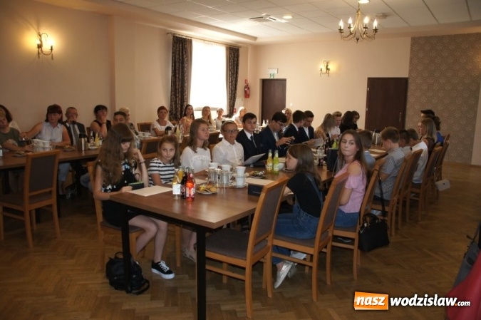 Zdjęcie w galerii na portalu naszwodzislaw.com: Gratulacje i wyróżnienia na sesji Rady Gminy wiadomości z regionu