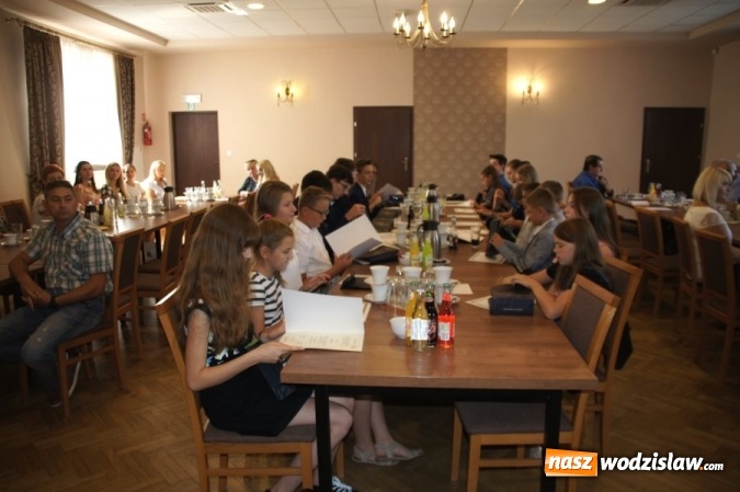 Zdjęcie w galerii na portalu naszwodzislaw.com: Gratulacje i wyróżnienia na sesji Rady Gminy wiadomości z regionu