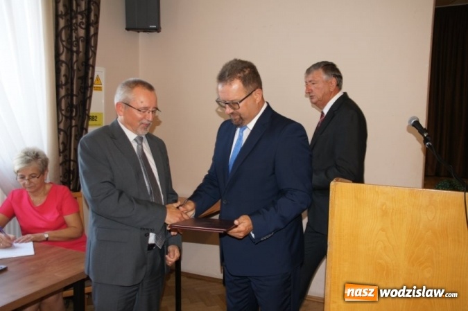Zdjęcie w galerii na portalu naszwodzislaw.com: Gratulacje i wyróżnienia na sesji Rady Gminy wiadomości z regionu
