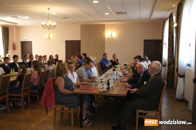 Zdjęcie w galerii na portalu naszwodzislaw.com: Gratulacje i wyróżnienia na sesji Rady Gminy wiadomości z regionu