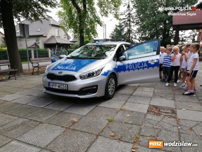Zdjęcie w galerii na portalu naszwodzislaw.com: Policjanci z drogówki edukują dzieci w szkołach wiadomości z regionu