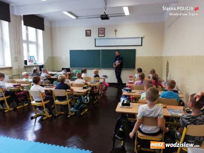 Zdjęcie w galerii na portalu naszwodzislaw.com: Policjanci z drogówki edukują dzieci w szkołach wiadomości z regionu