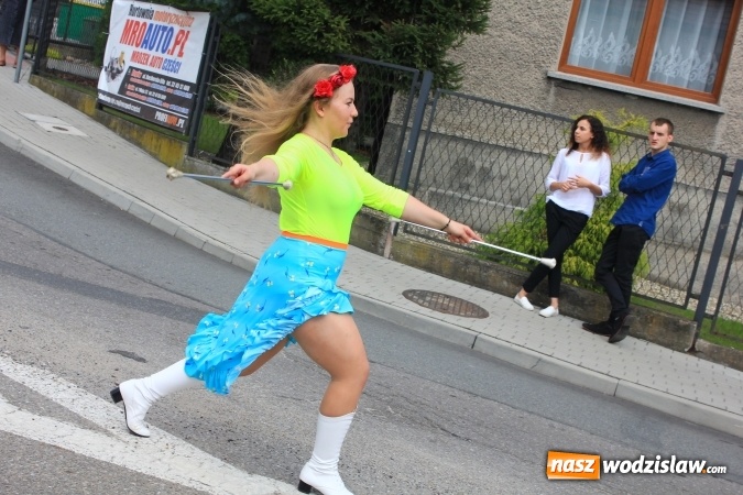 Zdjęcie w galerii na portalu naszwodzislaw.com: Szejki z Dubaju, bukowski Batman oraz Barbie i Ken, czyli pomysłowy korowód dożynkowy w Lubomi wiadomości z regionu