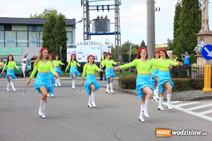 Zdjęcie w galerii na portalu naszwodzislaw.com: Szejki z Dubaju, bukowski Batman oraz Barbie i Ken, czyli pomysłowy korowód dożynkowy w Lubomi wiadomości z regionu