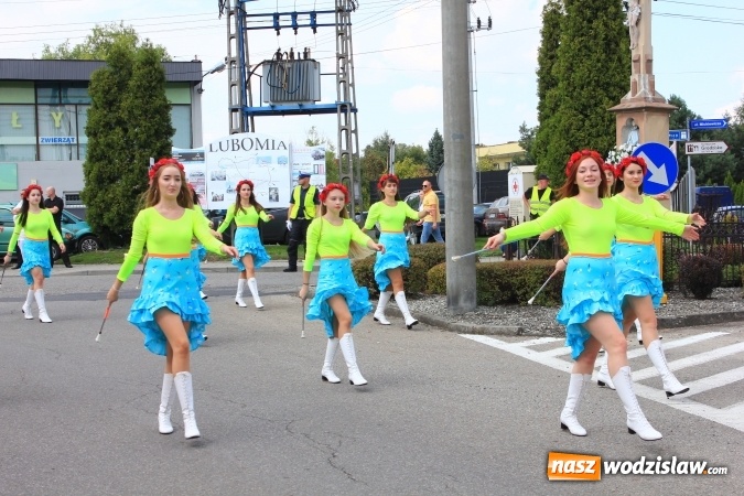 Zdjęcie w galerii na portalu naszwodzislaw.com: Szejki z Dubaju, bukowski Batman oraz Barbie i Ken, czyli pomysłowy korowód dożynkowy w Lubomi wiadomości z regionu