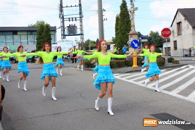 Zdjęcie w galerii na portalu naszwodzislaw.com: Szejki z Dubaju, bukowski Batman oraz Barbie i Ken, czyli pomysłowy korowód dożynkowy w Lubomi wiadomości z regionu