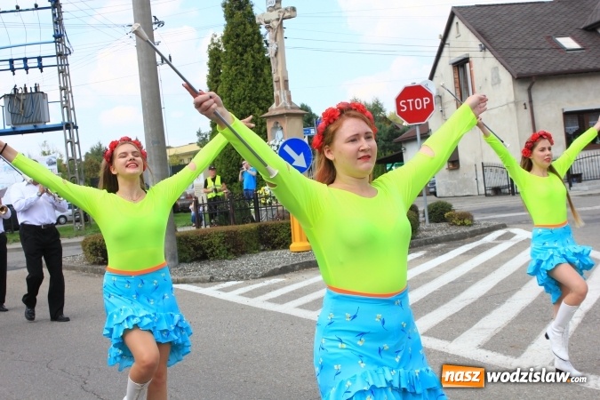 Zdjęcie w galerii na portalu naszwodzislaw.com: Szejki z Dubaju, bukowski Batman oraz Barbie i Ken, czyli pomysłowy korowód dożynkowy w Lubomi wiadomości z regionu