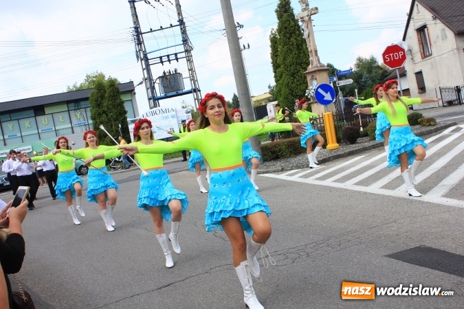 Zdjęcie w galerii na portalu naszwodzislaw.com: Szejki z Dubaju, bukowski Batman oraz Barbie i Ken, czyli pomysłowy korowód dożynkowy w Lubomi wiadomości z regionu