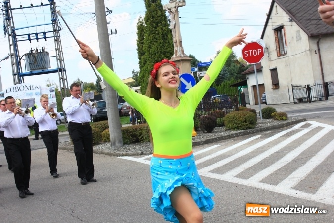 Zdjęcie w galerii na portalu naszwodzislaw.com: Szejki z Dubaju, bukowski Batman oraz Barbie i Ken, czyli pomysłowy korowód dożynkowy w Lubomi wiadomości z regionu