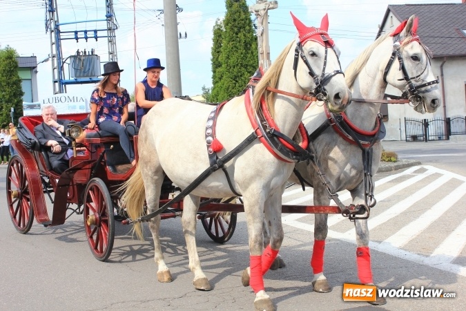 Zdjęcie w galerii na portalu naszwodzislaw.com: Szejki z Dubaju, bukowski Batman oraz Barbie i Ken, czyli pomysłowy korowód dożynkowy w Lubomi wiadomości z regionu