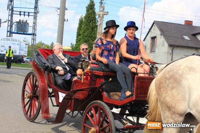 Zdjęcie w galerii na portalu naszwodzislaw.com: Szejki z Dubaju, bukowski Batman oraz Barbie i Ken, czyli pomysłowy korowód dożynkowy w Lubomi wiadomości z regionu