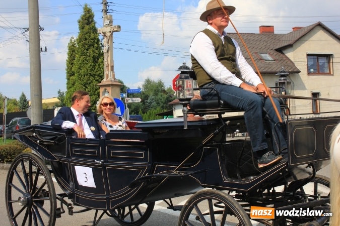 Zdjęcie w galerii na portalu naszwodzislaw.com: Szejki z Dubaju, bukowski Batman oraz Barbie i Ken, czyli pomysłowy korowód dożynkowy w Lubomi wiadomości z regionu