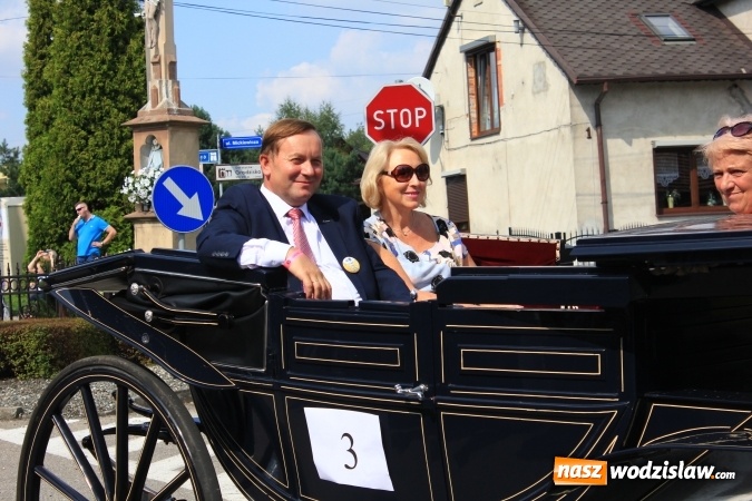 Zdjęcie w galerii na portalu naszwodzislaw.com: Szejki z Dubaju, bukowski Batman oraz Barbie i Ken, czyli pomysłowy korowód dożynkowy w Lubomi wiadomości z regionu