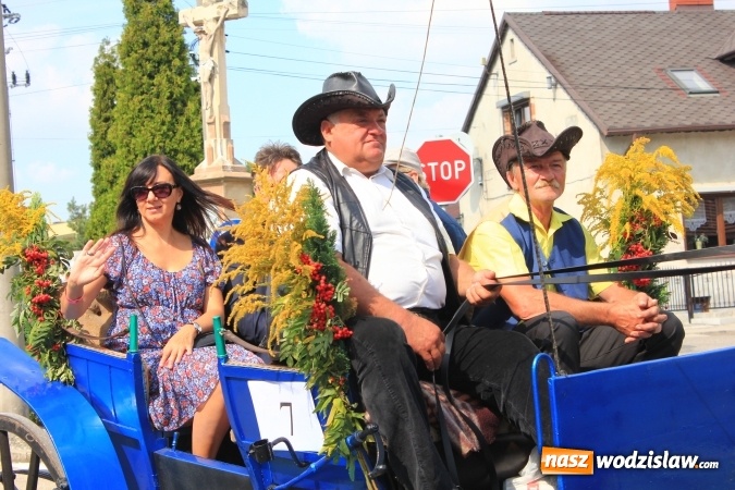 Zdjęcie w galerii na portalu naszwodzislaw.com: Szejki z Dubaju, bukowski Batman oraz Barbie i Ken, czyli pomysłowy korowód dożynkowy w Lubomi wiadomości z regionu