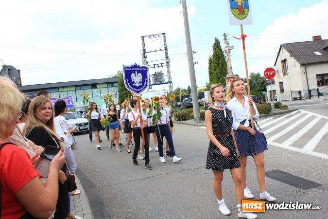 Zdjęcie w galerii na portalu naszwodzislaw.com: Szejki z Dubaju, bukowski Batman oraz Barbie i Ken, czyli pomysłowy korowód dożynkowy w Lubomi wiadomości z regionu