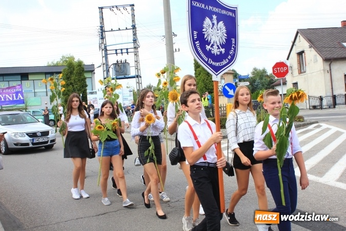 Zdjęcie w galerii na portalu naszwodzislaw.com: Szejki z Dubaju, bukowski Batman oraz Barbie i Ken, czyli pomysłowy korowód dożynkowy w Lubomi wiadomości z regionu