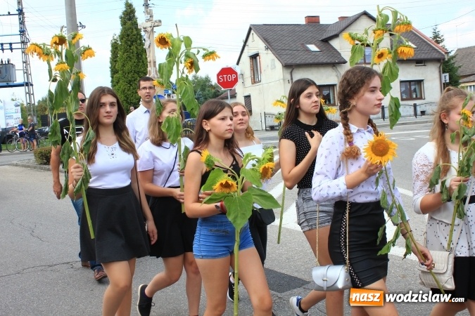 Zdjęcie w galerii na portalu naszwodzislaw.com: Szejki z Dubaju, bukowski Batman oraz Barbie i Ken, czyli pomysłowy korowód dożynkowy w Lubomi wiadomości z regionu