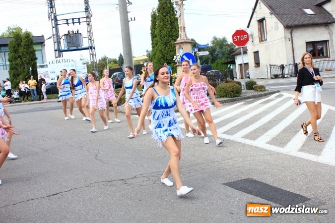 Zdjęcie w galerii na portalu naszwodzislaw.com: Szejki z Dubaju, bukowski Batman oraz Barbie i Ken, czyli pomysłowy korowód dożynkowy w Lubomi wiadomości z regionu