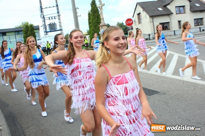 Zdjęcie w galerii na portalu naszwodzislaw.com: Szejki z Dubaju, bukowski Batman oraz Barbie i Ken, czyli pomysłowy korowód dożynkowy w Lubomi wiadomości z regionu