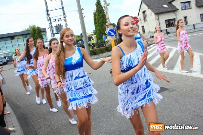 Zdjęcie w galerii na portalu naszwodzislaw.com: Szejki z Dubaju, bukowski Batman oraz Barbie i Ken, czyli pomysłowy korowód dożynkowy w Lubomi wiadomości z regionu