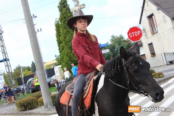 Zdjęcie w galerii na portalu naszwodzislaw.com: Szejki z Dubaju, bukowski Batman oraz Barbie i Ken, czyli pomysłowy korowód dożynkowy w Lubomi wiadomości z regionu