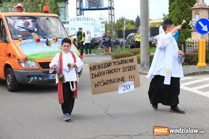 Zdjęcie w galerii na portalu naszwodzislaw.com: Szejki z Dubaju, bukowski Batman oraz Barbie i Ken, czyli pomysłowy korowód dożynkowy w Lubomi wiadomości z regionu