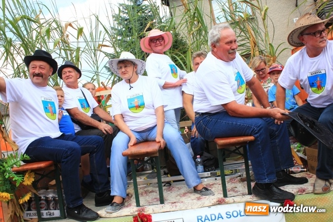 Zdjęcie w galerii na portalu naszwodzislaw.com: Szejki z Dubaju, bukowski Batman oraz Barbie i Ken, czyli pomysłowy korowód dożynkowy w Lubomi wiadomości z regionu