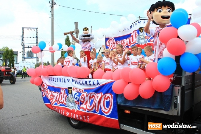 Zdjęcie w galerii na portalu naszwodzislaw.com: Szejki z Dubaju, bukowski Batman oraz Barbie i Ken, czyli pomysłowy korowód dożynkowy w Lubomi wiadomości z regionu