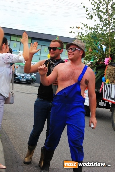 Zdjęcie w galerii na portalu naszwodzislaw.com: Szejki z Dubaju, bukowski Batman oraz Barbie i Ken, czyli pomysłowy korowód dożynkowy w Lubomi wiadomości z regionu