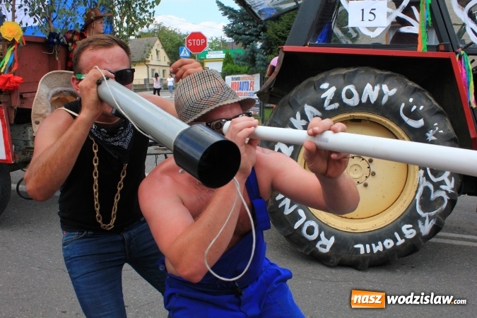 Zdjęcie w galerii na portalu naszwodzislaw.com: Szejki z Dubaju, bukowski Batman oraz Barbie i Ken, czyli pomysłowy korowód dożynkowy w Lubomi wiadomości z regionu